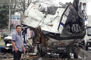 編號15C-292.98集裝箱車車頭完全變形，司機當場死亡。（圖源：梅論）