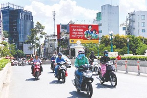 民眾在酷熱天氣外出需採取防曬措施。（圖源：互聯網）