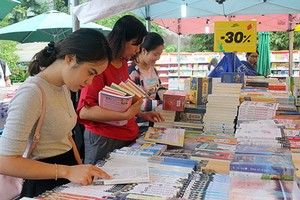 青年在二〇一九年春節的書香節選購書籍。