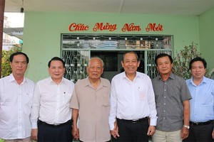 政府常務副總理張和（右三）親往芹苴市看望慰問原黨中央政治局委員、中央組織部原部長黎福壽（左三）。（圖源：國勇）