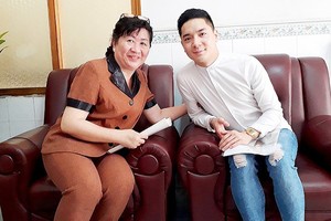 黃氏鸞女士與一名曾在中心成長的孤兒合影。