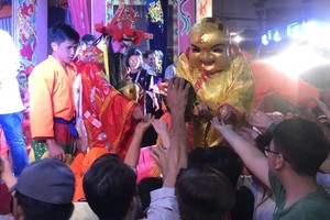 明豪堂金獅團演出“財神賜金”節目。