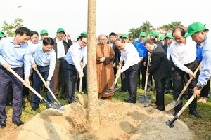 政府總理阮春福（前中）發動植樹節並親自植樹。（圖源：VOV）