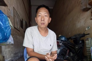 黃家富患病後雙腳浮腫。