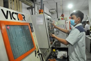 維新公司投資新技術以製造精密機械商品。