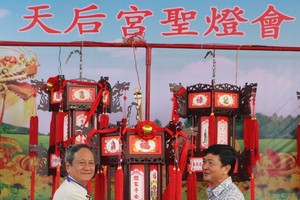 王永勝理事長（左）向平陽玉田房地產公司代表移交“一帆風順”聖燈。