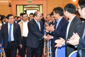 阮春福總理和計劃與投資部門幹部交談。（圖源：Chinhphu.vn）
