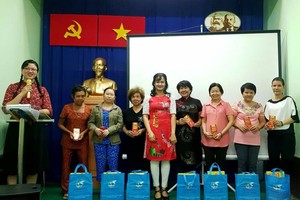 市婦聯會向家境貧困的華人婦女贈送禮物及紅包。