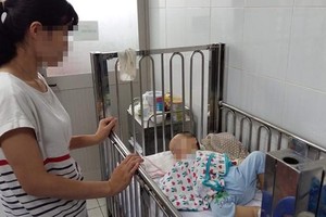 入住中央兒童醫院接受治療中的病童。（圖源：VOV）