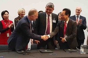 劍橋大學出版社經理Peter Philips(左)與河內理工大學校長黃明山握手祝賀這次的合作。