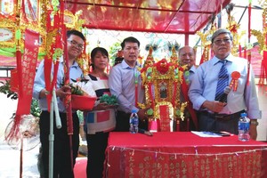 陳海先生(左三)以高價投得首盞聖燈。