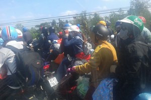 1A國道堵塞兩個多小時，只有摩托車才可緩慢行走。