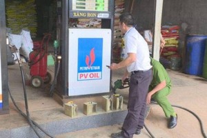 職能力量在平安私營企業加油站進行取樣送去檢測。（圖源：N.Anh）