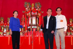 市委副書記武氏蓉向投得“關聖帝君財燈”的福主林松耀(右二)及萬盛發集團代表張豐裕(右一)移交財燈。