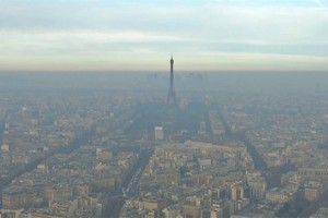 由於空氣污染已持續兩天多，法國巴黎採取居民停車免費和車輛限速等臨時應對措施。（圖源：互聯網）
