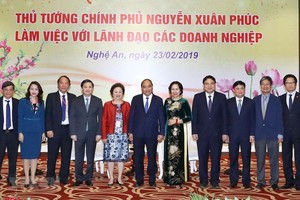 政府總理阮春福（中）同國內各大投資商會晤時合照。（圖源：越通社）