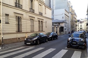 在華麗巴黎的靜寂西貢街（Rue de Saigon）。