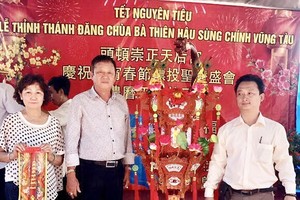 理事長鄒國榮（右（把“觀音蓮花寶燈”交給得主陸國明夫婦。