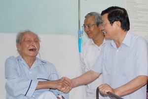 原國家主席張晉創(右)親切慰問蟻團老前輩。