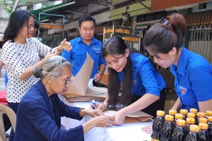 志願者指引民眾摺紙袋以提高環保知識。