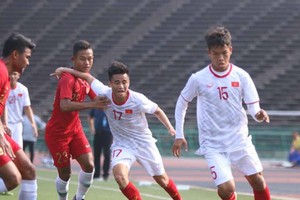 越南隊(白衣)對印尼隊比賽一瞥。（圖源：互聯網）