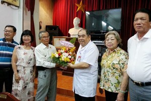 穆薩罕尼法醫師贈送禮物予醫師們。