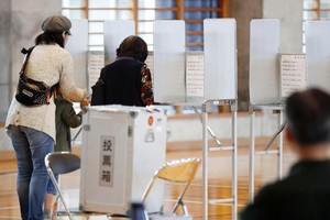 民眾到票站投票。（圖源：AP）