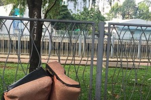 舊沙發被亂丟在富潤郡長沙街上。