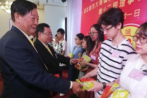 理事長黃仲光與常務副理事長黃尊海向 優秀生頒獎。