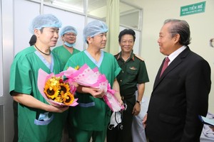 政府常務副總理張和平（右）親往看望並祝賀本市175軍醫院的領導、幹部與人員。（圖源：孟雄）