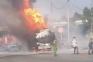 油槽車起火燃燒現場。（圖源：互聯網）