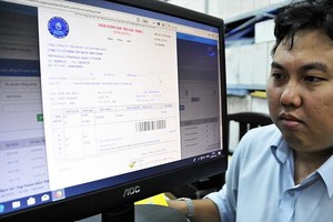 以電子發票，民眾可以透過電腦、移動設備來掌握資訊以及輕易在網上付款。