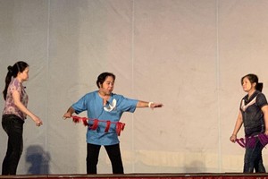 白龍幼童古劇團在義安會館舞台彩排。