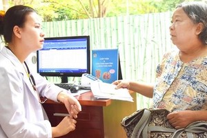 病患者經常得到徐醫生的悉心慰問、鼓勵以讓他們忘記病痛，安心治療。