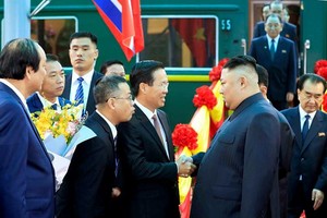 黨中央政治局委員、中央宣教部長武文賞在同登火車站迎接朝鮮最高領導人金正恩(右二)。（圖源：互聯網）