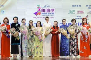 各長衫代言人獲 市旅遊廳和市婦聯會領導贈花。