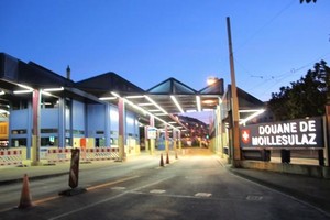 夜晚的瑞法邊境。（圖源：互聯網）