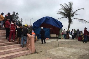 遇難漁民屍體被打撈上岸後，有關部門展開屍檢入殮。（圖源：河靖報）