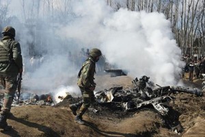 印度當局證實，一架空軍直升機在克什米爾的巴德加姆(Budgam)墜落，士兵趕往現場。（圖源：AFP）