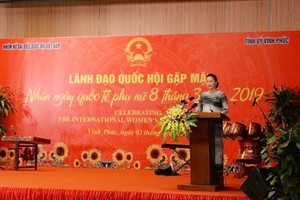 國會主席阮氏金銀在聚會上致詞。（圖源：VOV）