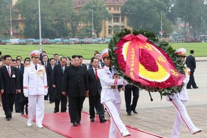 朝鮮最高領導人金正恩前往晉謁胡志明主席陵和敬獻花圈。（圖源：越通社）