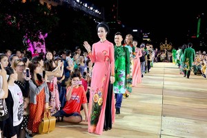 長衫代言人鄭金芝優秀藝人參加長衫表演。（圖源：卿阮）