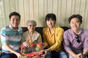 華青向顏氏喜大娘贈送禮物。