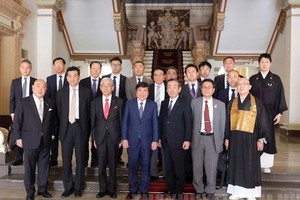 市人委會主席阮成鋒（前中）與日本企業代表團合照。（圖源：市黨部新聞網）