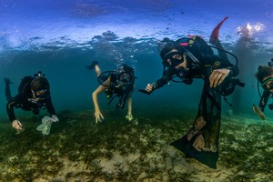 水下攝影師通過鏡頭聚焦塑料污染對全球海洋帶來危害。（圖源：互聯網）