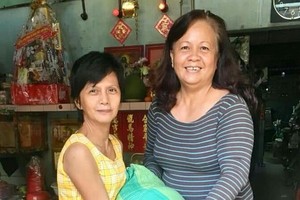 第五郡第五坊第五街區婦女組向 華人婦女贈送元宵節禮物。