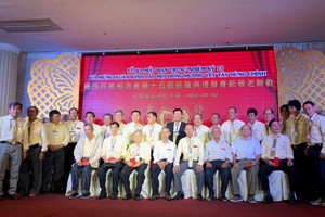 理事會同仁向長者們祝壽。