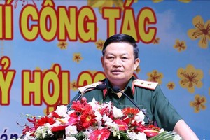 第七軍區黨委書記、政委陳懷忠中將在聚會上發言。（圖源：越通社）