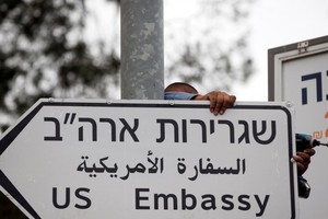 耶路撒冷市政府人員裝訂美國大使館的指示路牌。（圖源：互聯網）