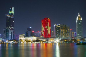 夜色中披上越南國旗霓虹燈的時代廣場。